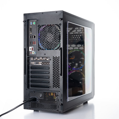 工作室拍摄的黑色游戏桌面pc与rgb灯和可见组件。