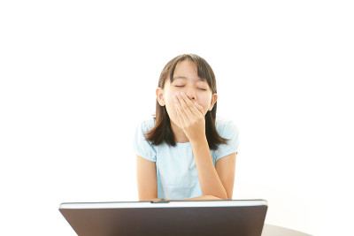 昏昏欲睡的女孩打呵欠