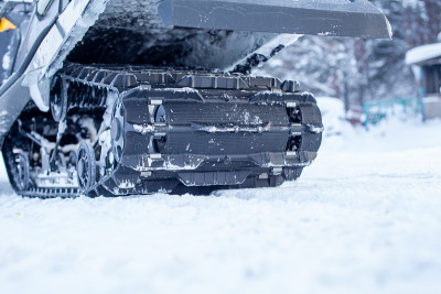 冬季雪地摩托的后悬架。在雪中骑马