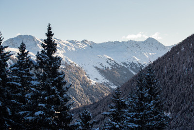 达沃斯，瑞士，阳光明媚的一天和雪山景观