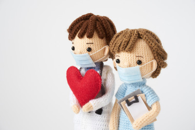 手工编织的玩具。可爱的小Amigurumi娃娃。医疗和生活