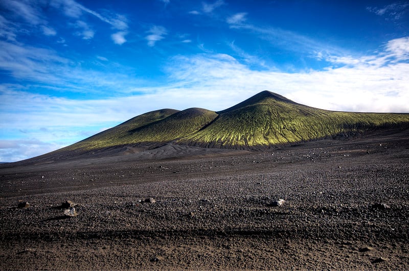 非凡的火山景观在通往陆地的路上