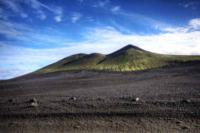 非凡的火山景观在通往陆地的路上