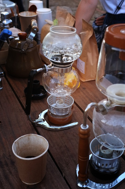 近距离的热咖啡冲泡器具在木制桌子柜台。