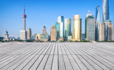 上海浦东城市天际线和城市景观前的空木地板