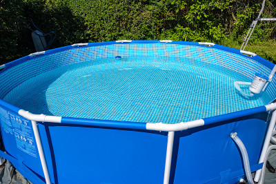 建筑用的蓝色水池在花园里