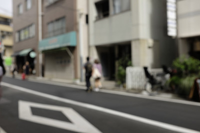 在日本拥挤的街道上，人们在午餐时间走在人行道上，模糊的背景用于背景使用。