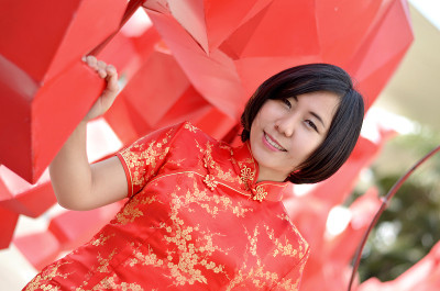 穿旗袍的亚洲妇女