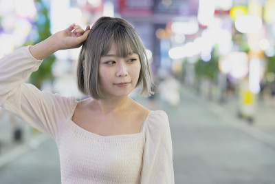 一名年轻女子晚上在东京摆造型