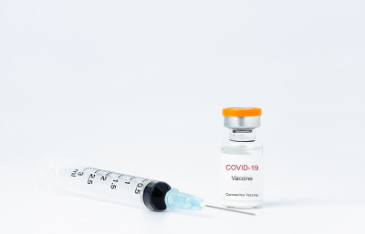 装有covid-19疫苗的瓶子和白色背景注射器用于背景使用。用于预防COVID-19的新型冠状病毒疫