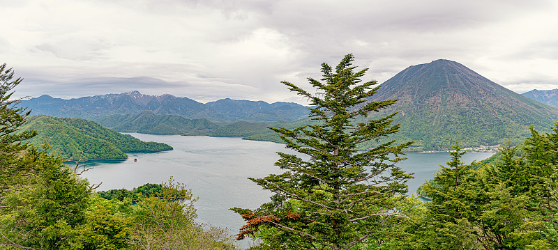中禅寺湖和南台山