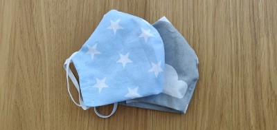 Self-sewing防护面具。桌上放自制的防护口罩和几块布