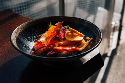 KAISENDON，将生鱼片和日本米饭混合在一碗里。生鱼片是新鲜的鱼类，如鲑鱼，虾，鲑鱼蛋，金枪鱼，