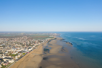 在欧洲，在法国，在诺曼底，向着Ouistreham，在Arromanches，在春天，在一个阳光明媚