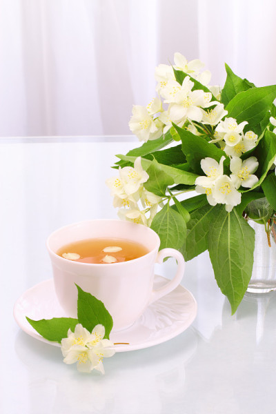 一杯可口的茉莉花茶和鲜花