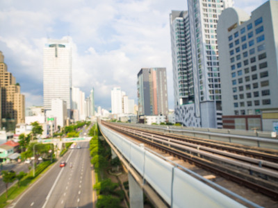 现代城市建筑与铁路的火车