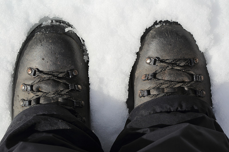 雪地上的登山靴，俯视图