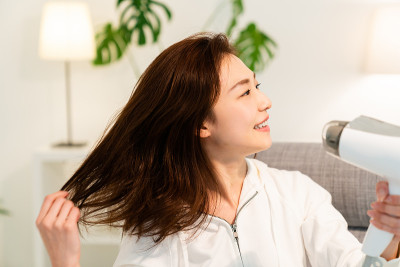 亚洲妇女干她的头发