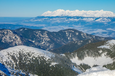 雪峰和阳光明媚的天气