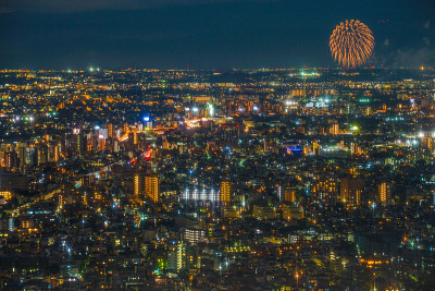 从东京都政府大楼观景台可以看到调布烟花
