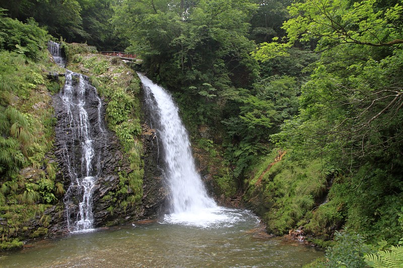 日本山形银山温泉的雪根瀑布