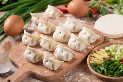 饺子的背景。在厨房里煮饺子。