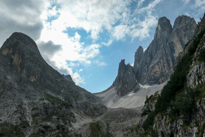 意大利白云石的全景。前面有许多高耸的山峰，山体滑坡多。