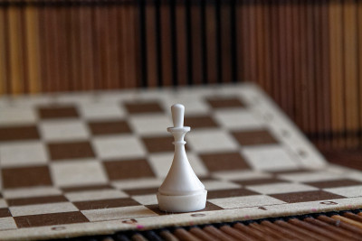 木制棋盘和塑料棋子，在棋盘上
