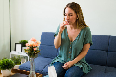 有魅力的女人感冒了用鼻喷雾剂