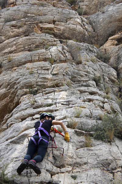 一个孩子在西班牙的via ferrata