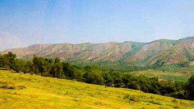 景观山峦和田野的景观