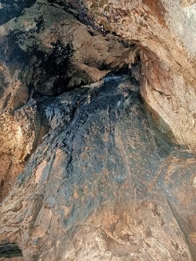 有河流、钟乳石和石笋的地下洞穴