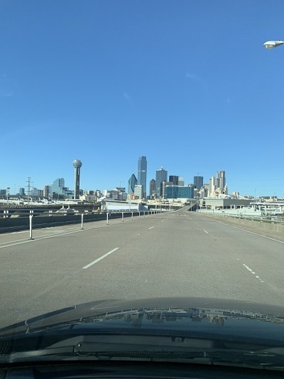 通往达拉斯市中心的路