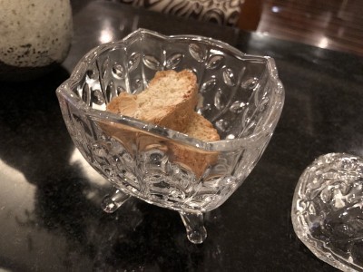 茶， 杯， 饼干， 糖， 勺子