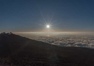 从夏威夷毛伊岛哈雷阿卡拉火山口上看到的夕阳