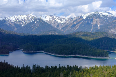 湖在山谷。