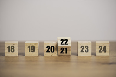翻转木方块来改变2021年到2022年。圣诞快乐，新年快乐。