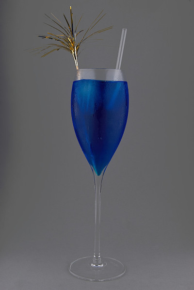 灰色背景下的蓝色鸡尾酒