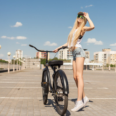 美丽的年轻女子与自行车户外