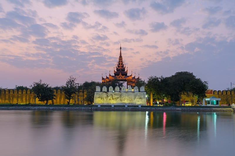 缅甸曼德勒宫的夜景