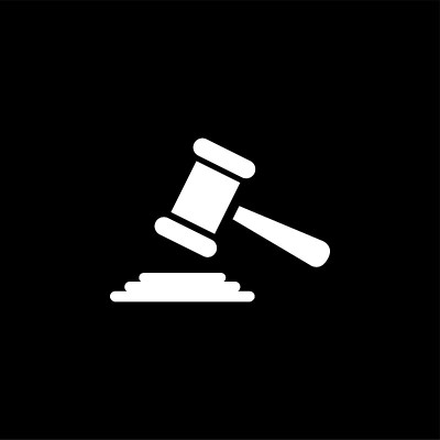 法官木槌图标在黑色背景。黑色平面风格矢量插图。