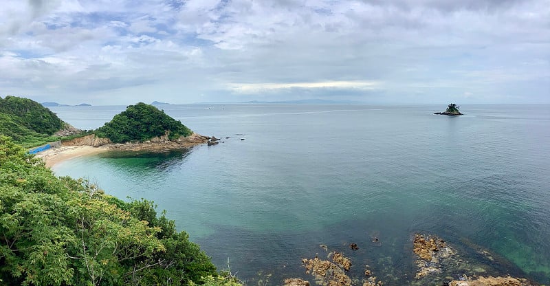 松岛市靠近信岛市，以美丽的日落而闻名