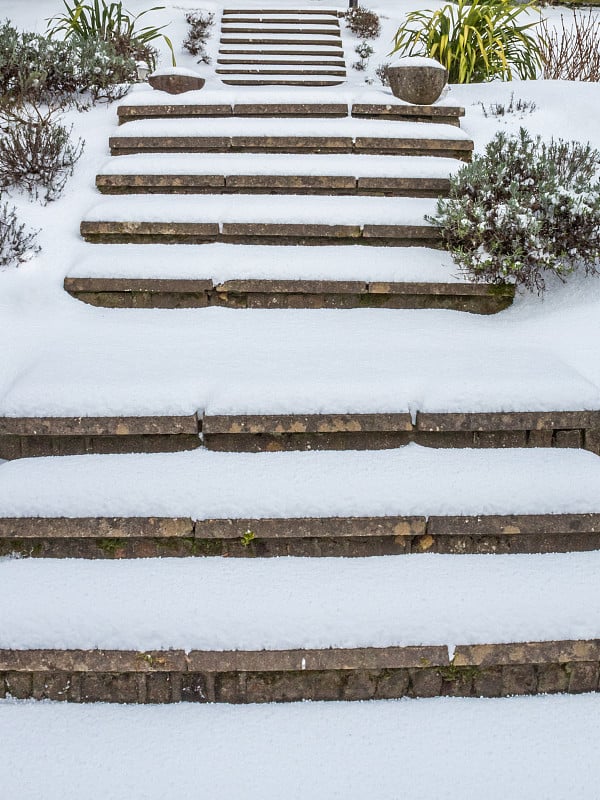 雪中花园上的一系列台阶