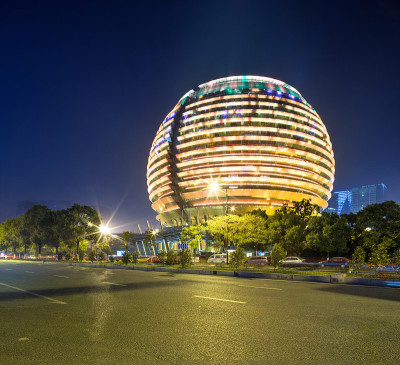 夜晚在现代城市的大街上