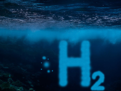 模糊的氢h2字母在水漩涡从风在蓝色的水