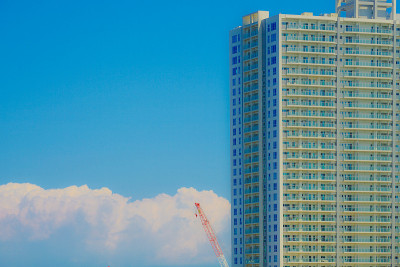 横滨公寓和夏日的天空