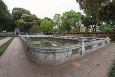 越南河内，文庙第二院的古圣水池