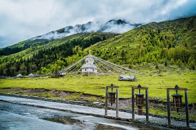 四川四姑娘山(四姑娘山)在中国四川双桥沟，美丽的白塔在夏天