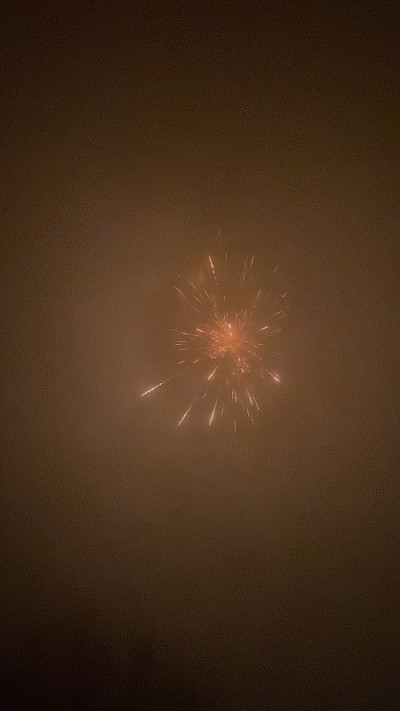 新年的火箭在天空。