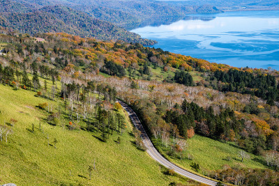 从日本北海道铁贺的比荷罗山口看秋草沙罗湖和道路
